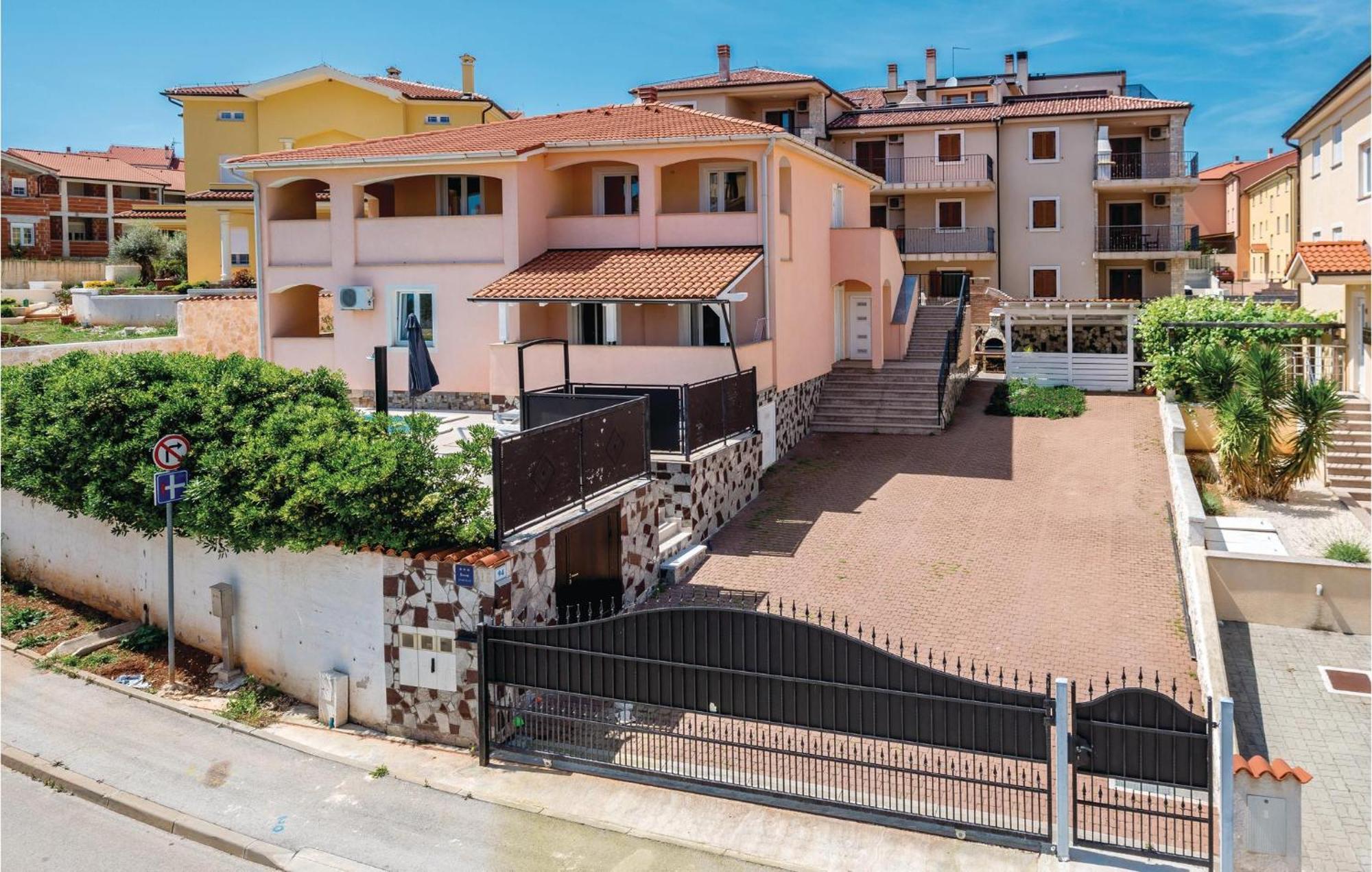 7 Bedroom Stunning Home In Ližnjan Εξωτερικό φωτογραφία